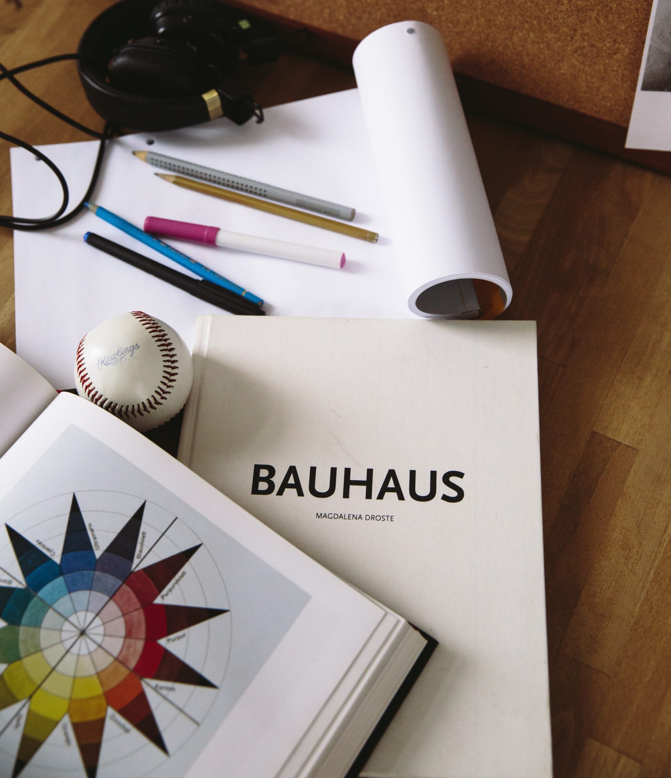 photo de livres du Bahaus et signification des couleurs